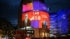 Una encuesta a pie de urna perfiló al Partido Laborista británico como ganador de las elecciones generales del Reino Unido con 410 escaños en el Parlamento, según este anuncio lumínico de la BBC en Londres, el 4 de julio e 2024.