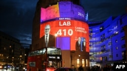 Una encuesta a pie de urna perfiló al Partido Laborista británico como ganador de las elecciones generales del Reino Unido con 410 escaños en el Parlamento, según este anuncio lumínico de la BBC en Londres, el 4 de julio e 2024.