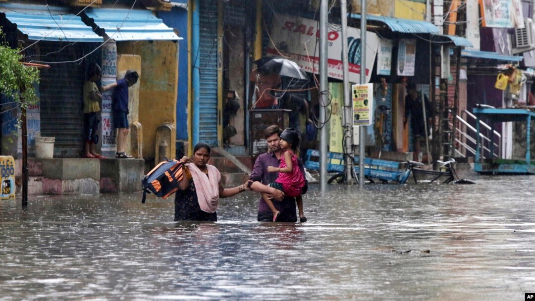 Jalanan yang terdampak banjir akibat Badai Nivar di Chennai, India, 25 November 2020.