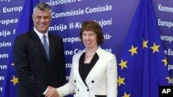 Visoka predstavnica EU za spoljnu politiku Ketrin Ešton i kosovski premijer Hašim Tači u sedištu Evropske komisije u Briselu. 