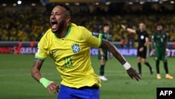 Pemain depan Brazil Neymar melakukan selebrasi setelah berhasil merobek gawang lawan pada pertandingan kualifikasi Piala Dunia FIFA 2026 Amerika Selatan antara Brazil dan Bolivia di Brazil, 8 September 2023. (Foto: AFP)