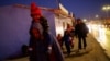 Sebuah keluarga migran tampak berjalan menuju jembatan perbatasan internasional Paso del Norte di Ciudad Juarez, Meksiko, pada 3 Februari 2023. (Foto: Reuters/Jose Luis Gonzalez)