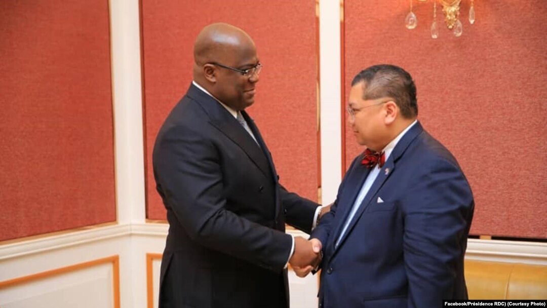 Président Félix Tshisekedi (L) na motindami ya motuya ya Etats-Unis na Grands lacs Peter Pham na bokutani na Palais de la Nation, Kinshasa, RDC, 12 février 2020. (Facebook/Présidence RDC)
