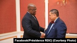 Président Félix Tshisekedi (L) na motindami ya motuya ya Etats-Unis na Grands lacs Peter Pham na bokutani na Palais de la Nation, Kinshasa, RDC, 12 février 2020. (Facebook/Présidence RDC)