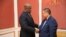 Président Félix Tshisekedi (L) na motindami ya motuya ya Etats-Unis na Grands lacs Peter Pham na bokutani na Palais de la Nation, Kinshasa, RDC, 12 février 2020. (Facebook/Présidence RDC)
