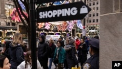 Compradores y peatones caminan por la Quinta Avenida, el 11 de diciembre de 2023, en Nueva York. (AP Foto/Yuki Iwamura, Archivo)