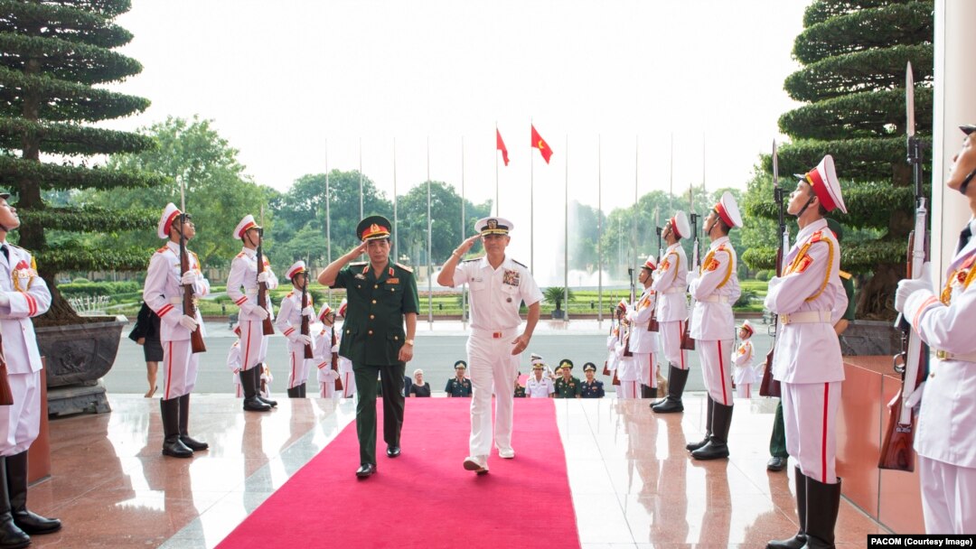 Ông Harry Harris (phải) trong một chuyến thăm Việt Nam năm 2016.