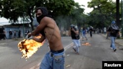 Demonstrators clash with riot security forces during a rally against Venezuela's President Nicolas Maduro's government in Caracas, Venezuela, July 22, 2017. 