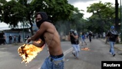 Para demonstran bentrok dengan petugas keaman ketika berdemonstrasi menentang pemerintahan Presiden Venezuela Nicolas Maduro di Caracas, Venezuela, 22 Juli 2017. 