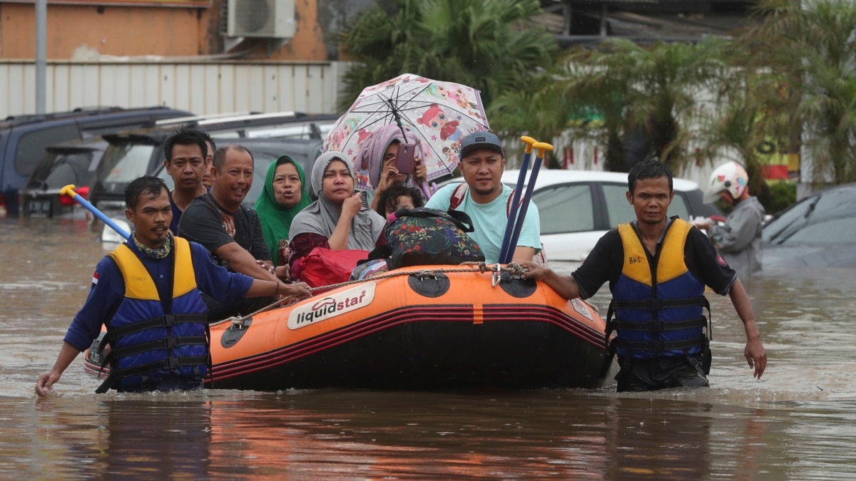 26 Dead, Thousands Caught In Flooding In Indonesia's Capital