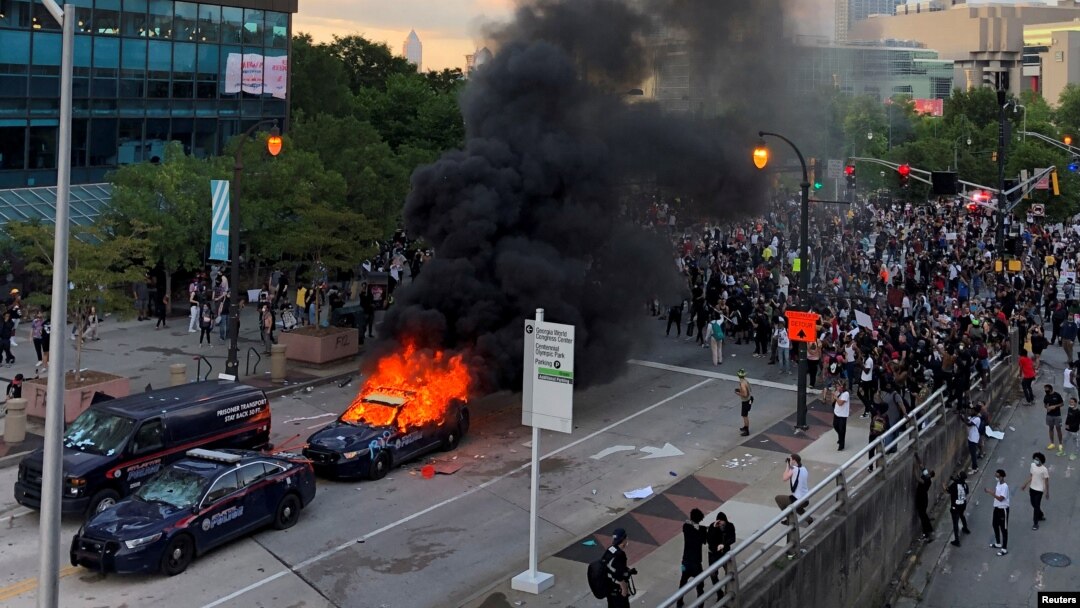 Zapaljen policijski automobil na protestu u Atlanti, 29. maj 2020.