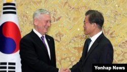 Le secrétaire américain à la Défense James Mattis, a gauche, salue le president sud-coréen, Moon Jae-In à la Maison bleue, Séoul,, 27 octobre 2017u.
