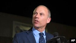 Michael Avenatti, habla con periodistas afuera del Departamento de Policía de Los Angeles luego de pagar una fianza tras ser acusado de violencia doméstica. Noviembre 14 de 2018.