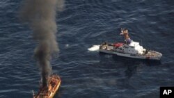 Kapal 'hantu' yang terombang-ambing di teluk Alaska mulai ditenggelamkan oleh satuan pengawas pantai AS.