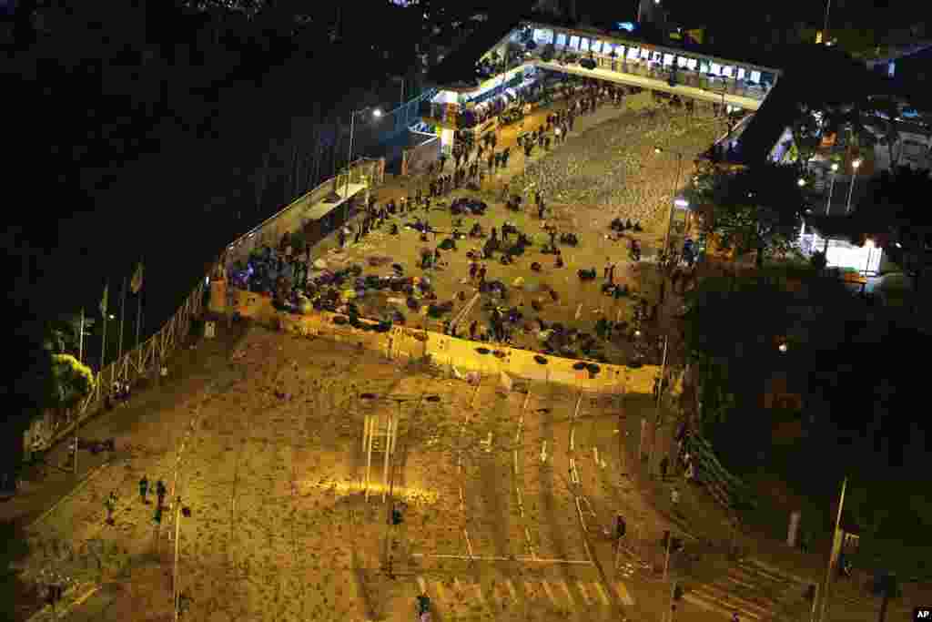 تصویری از محل اعتراض دموکراسی&zwnj;خواهان در هنگ کنگ. آنها با بستن یک بزرگ&zwnj;راه، پشت آن سنگر گرفته اند.