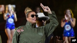 Queen Latifah memberi isyarat kepada kerumunan saat dia tampil sebelum dimulainya pertandingan basket NBA All-Star, Minggu, 18 Februari 2018, di Los Angeles. (Foto: AP/Chris Pizzello)