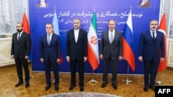 Dari kiri: Menlu Armenia Ararat Mirzoyan, Menlu Azerbaijan Jeyhun Bayramov, Menlu Iran Hossein Amir Abdollahian, Menlu Rusia Sergei Lavrov dan Menlu Turki Hakan Fidan berfoto bersama dalam pertemuan membahas isu-isu kawasan Kaukasus Selatan di Teheran, Senin (23/10). 