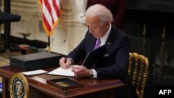 Presidente Joe Biden no Salão Oval da Casa Branca