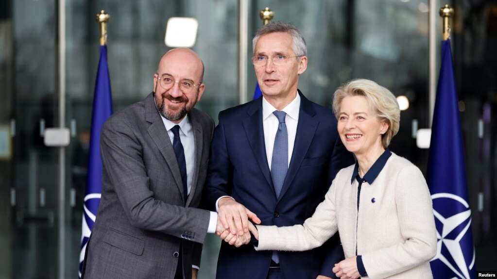 北约秘书长斯托尔滕滕贝格、欧洲理事会主席米歇尔与欧盟委员会主席冯德莱恩在北约布鲁塞尔总部签署了第三次北约欧盟合作联合声明后握手。(2023年1月10日)(photo:VOA)
