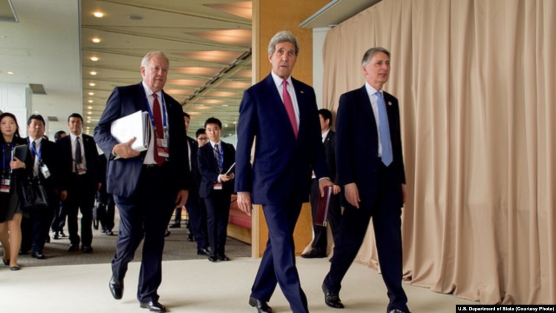 Dari kiri ke kanan: Wakil Perdana Menteri left, U.S. Undersecretary of State for Political Affairs Thomas Shannon, Secretary of State John Kerry and British Foreign Secretary Philip Hammond arrive at the Grand Prince Hotel in Hiroshima, Japan, for the G-7 ministerial meeting, April 10, 2016.