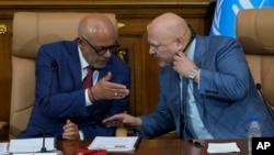 Jorge Rodríguez, presidente del parlamento venezolano y hombre de confianza de Nicolás Maduro, conversa con el fiscal de la Corte Penal Internacional, Karim Khan, en la sede del poder legislativo en Caracas, el 22 de abril de 2024.