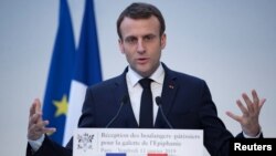 ARSIP – Presiden Perancis, Emmanuel Macron, berpidato dalam sebuah acara di istana Elysee di Paris, Perancis, 11 Januari 2019 (foto: Ian Langsdon/Pool via Reuters)