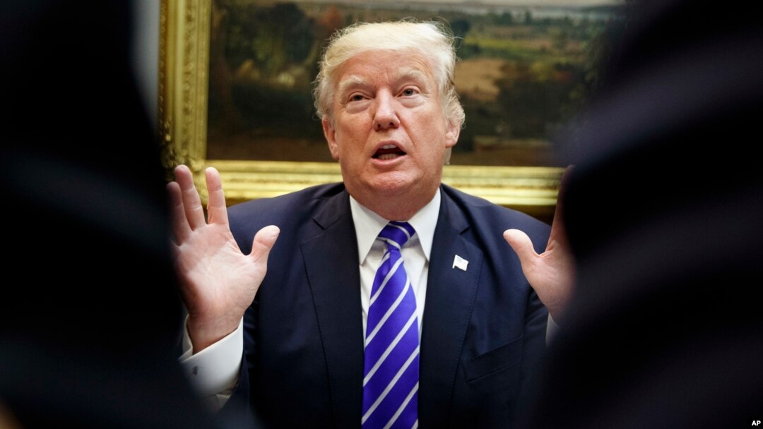 Presiden AS Donald Trump berbicara di Gedung Putih Selasa (26/9) mengencai rencananya mengunjungi Puerto Rico. 