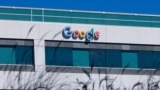 ARCHIVO - El logotipo de Google LLC se muestra en un edificio en San Diego, California, Estados Unidos, el 9 de octubre de 2024.