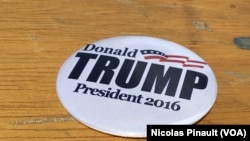 Un badge pour soutenir Donald Trump lors de la convention républicaine, Cleveland, le 18 juillet 2016 (VOA/Nicolas Pinault)