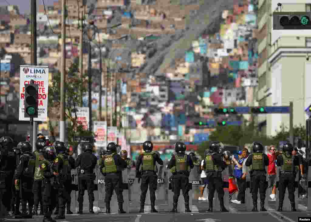 Agentes de la policía antidisturbios hacen guardia cerca del Congreso Nacional de Perú, en Lima, el miércoles 13 de noviembre de 2024.