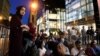 Umat Muslim di AS dan rekan-rekan antar agama makan bersama dalam acara buka bersama dan unjuk rasa di luar Trump Tower, New York, 1 Juni 2017. (Foto: Reuters)