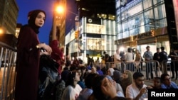 Umat Muslim di AS dan rekan-rekan antar agama makan bersama dalam acara buka bersama dan unjuk rasa di luar Trump Tower, New York, 1 Juni 2017. (Foto: Reuters)