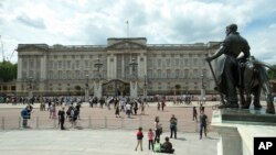 Para turis di bagian depan Istana Buckingham, kediaman resmi Ratu Inggris di London, Juni 2016. (AP/Alastair Grant)