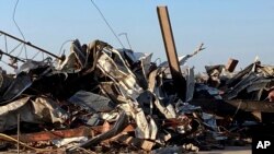 Una montaña de escombros yace en el sitio donde se alzaba una estructura destrozada por un tornado, el sábado 25 de marzo de 2023, en Rolling Fork, Mississippi.