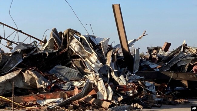 Una montaña de escombros yace en el sitio donde se alzaba una estructura destrozada por un tornado, el sábado 25 de marzo de 2023, en Rolling Fork, Mississippi.