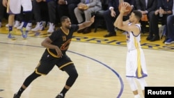 Stephen Curry (30) de Golden State tente une lancée face au centre de Cleveland Cavaliers Tristan Thompson (13) lors d’un match de la finale de la NBA à Oracle Arena, 19 juin 2016. Credit: Kelley L Cox-USA TODAY Sport 