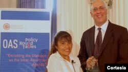 Josefa Condori recibe el premio "Free the Slaves" de la fundación Frederick Douglass en la OEA. El reconocimiento se lo entregó el director ejecutivo de Free the Slaves, Maurice Middleberg [Foto: Cortesía Global Fund for Children].