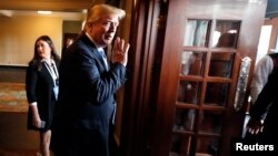 Le président des États-Unis Donald Trump quitte une salle de réunion au sommet du G7 dans la ville de Charlevoix, La Malbaie, Québec, Canada, 9 juin 2018i.