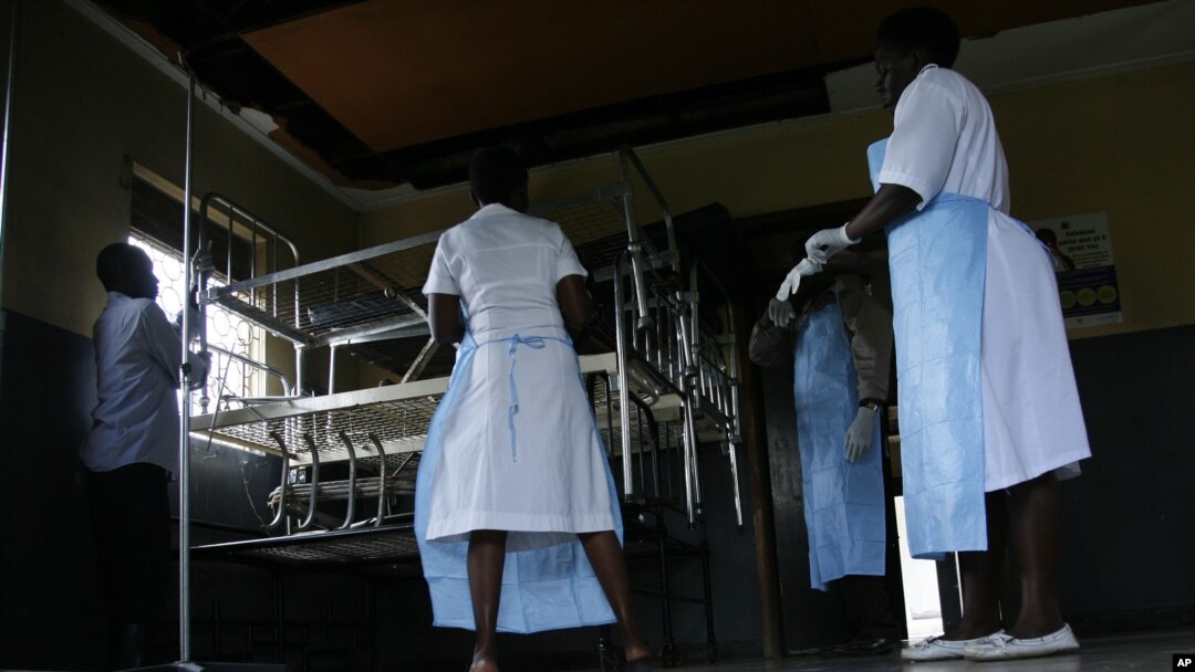 Petugas medis di Nyimbwa, Uganda, mempersiapkan bangsal khusus menyusul munculnya wabah Ebola baru. (Foto: Dok)