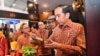 Presiden Jokowi saat mengunjungi Indonesia Convention Exhibition (ICE) di Bumi Serpong Damai (BSD), 9 Oktober 2024, menyerukan semua pihak untuk perkuat pasar domestik dan meningkatkan kualitas produk lokal. (Laily Rachev & Vico/Biro Pers Sekretariat Presiden)