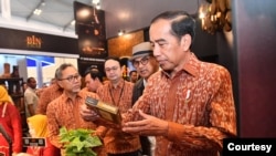 Presiden Jokowi saat mengunjungi Indonesia Convention Exhibition (ICE) di Bumi Serpong Damai (BSD), 9 Oktober 2024, menyerukan semua pihak untuk perkuat pasar domestik dan meningkatkan kualitas produk lokal. (Laily Rachev & Vico/Biro Pers Sekretariat Presiden)