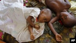 Deux enfants allongés, atteint de paludisme, dans une petit village congolais, Walikale, le 19 septembre 2010.