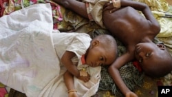 Dos niños afectados por la malaria descansan en un hospital en el pequeño pueblo de Walikale, Congo.