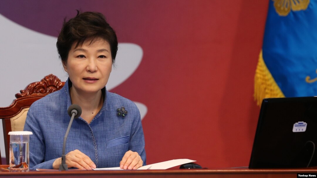 박근혜 한국 대통령이 15일 청와대에서 열린 영상국무회의에서 모두발언을 하고 있다.
