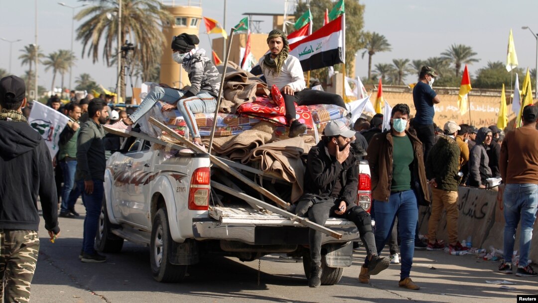 Para demonstran tampak meninggalkan Komplek Kedutaan Besar AS di Baghdad, Rabu (1/1). 