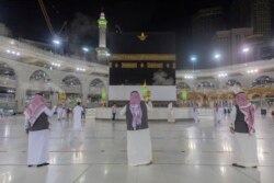 Suasana di sekitar Ka'bah, di Mekah, Arab Saudi, Minggu malam, 26 Juli 2020.