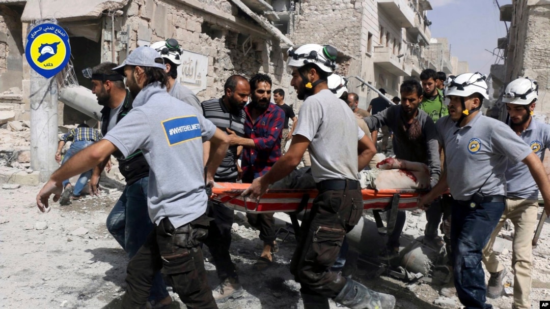 Bộ phim tài liệu dài 40 phút “The White Helmets” (Những chiếc mũ bảo hộ màu trắng) kể về các nhân viên cứu hộ đặt mạng sống của họ vào tình thế nguy hiểm để cứu những người Syria bị tác động bởi cuộc nội chiến. 