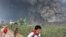 2014年2月1日，印尼苏门答腊岛锡纳朋火山爆发村民赶紧逃离。

