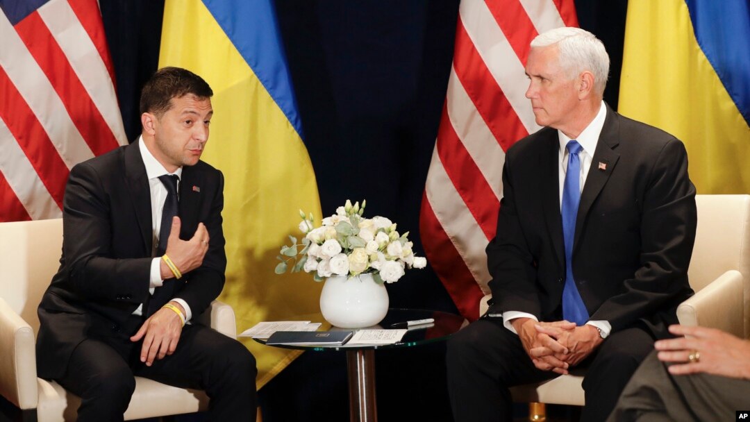 Presiden Ukraina Volodymyr Zelenskiy (kiri) bertemu dengan Wakil Presiden Amerika Mike Pence di Warsawa, Polandia, Minggu (1/9). 