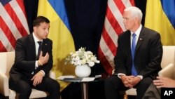 Presiden Ukraina Volodymyr Zelenskiy (kiri) bertemu dengan Wakil Presiden Amerika Mike Pence di Warsawa, Polandia, Minggu (1/9). 